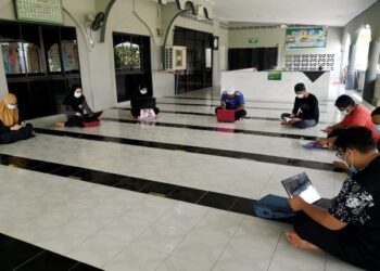 BERANDA Masjid Mukim Permatang Sungkai, Pasir Puteh, Kelantan menjadi tumpuan penuntut universiti mendapatkan capaian internet untuk mengikuti kelas PdPR. UTUSAN/TOREK SULUNG
