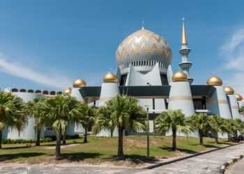 MASJID Negeri Sabah di Kota Kinabalu yang dibuka sejak 1977 menjadi bukti syiar Islam berkembang amat pesat di negeri di bawah bayu itu. - GAMBAR WIKIPEDIA