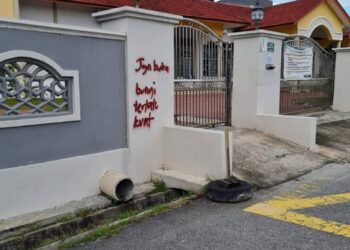 TULISAN merah yang diconrteng pada dinding masjid di Taman SPPK, poh, Perak, semalam. - MEDIA SOSIAL