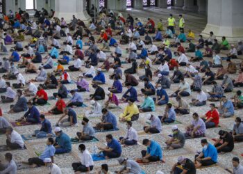 MASJID kini dibuka untuk solat jemaah selepas ditutup sejak 18 Mac lalu sepanjang tempoh Perintah Kawalan Pergerakan. GAMBAR: FARIZ RUSADIO