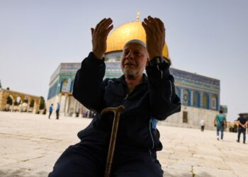 SEORANG lelaki Palestin berdoa di depan Masjid Kubah Batu di pekarangan Al-Aqsa. -AFP