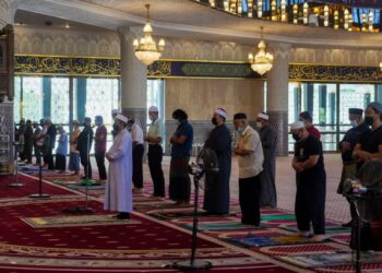 Antara amalan sunat pada pagi Aidiladha ialah mandi sunat hari raya dan tidak makan dahulu sebelum menunaikan solat.