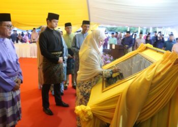 TUNKU AZIZAH AMINAH MAIMUNAH Iskandariah (depan) berkenan menurunkan tandatangan pada plak perasmian Masjid Tunku Azizah Iskandar di Bentong, Pahang. - UTUSAN/SALEHUDIN MAT RASAD