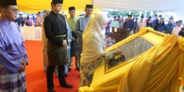 TUNKU AZIZAH AMINAH MAIMUNAH Iskandariah (depan) berkenan menurunkan tandatangan pada plak perasmian Masjid Tunku Azizah Iskandar di Bentong, Pahang. - UTUSAN/SALEHUDIN MAT RASAD