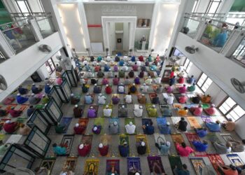 JEMAAH yang menunaikan solat Jumaat di Masjid Gong Tok Nasek di Kuala Terengganu. - UTUSAN/PUQTRA HAIRRY ROSLI