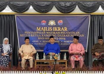 AHMAD MASLAN (dua dari kiri) menghadiri Majlis Ikrar Pelantikan Ketua-Ketua Kampung Daerah Pontian di Pontian, hari ini.