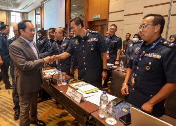 AHMAD Maslan beramah mesra dengan pegawai kastam selepas merasmikan Mesyuarat AEO di 
 Putrajaya. - UTUSAN/FAISOL MUSTAFA