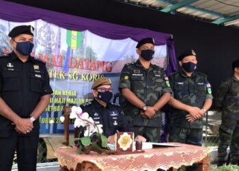 MAZLAN Lazim (duduk, tengah) menandatangani buku pelawat ketika mengadakan lawatan kerja di Markas Taktikal Sungai Koris, Batu Pahat, Johor, hari ini. - FOTO/NUR ALINA HASSAN