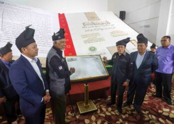 AHMAD Maslan (tiga kanan) pada Majlis Prapelancaran Restu Global Quranic Arts Festival di Kompleks Nasyrul Quran, Putrajaya.-UTUSAN/FAISOL MUSTAFA