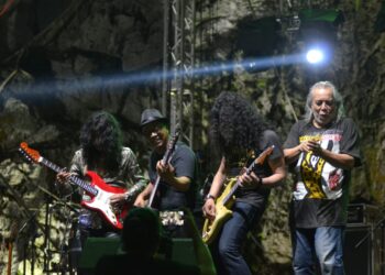 RAMLI Sarip membuat persembahan pada Limestone Music Preview di pekarangan Gunung Matsoorat, Ipoh, Perak, semalam. - UTUSAN/ZULFACHRI ZULKIFLI