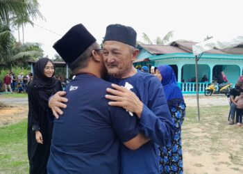 KAMALUL Arifin Ahmad ditenangkan saudara-maranya yang hadir memberi penghormatan terakhir buat Allahyarham Nurul Nazihah di Kampung Lukut, Kota Tinggi, Johor.