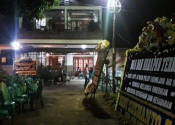 KEADAAN di luar kediaman Afwan yang dikunjungi orang ramai selepas berita nahas pesawat Sriwijaya Air dilaporkan. - AGENSI