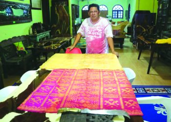Kain samping, rehal dipercayai milik Mat Kilau dan parang sikin milik waris pendekar puteri keluarga Mat Kilau disimpan Mohamad Awik di Kampung Peragap, Temerloh. - UTUSAN/SALEHUDIN MAT RASAD