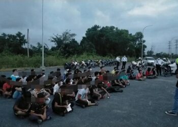 ANTARA penunggang dan pembonceng yang ditahan dalam Op Samseng Jalanan di sekitar Kuala Terengganu, semalam.