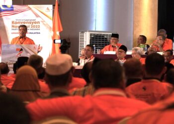 MOHAMAD Sabu semasa menyampaikan ucapan penangguhan Konvensyen Nasional 2022 Amanah di Seremban, Negeri Sembilan,  hari ini. - UTUSAN/BADRUL HAFIZAN MAT ISA