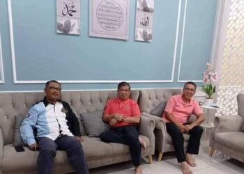 MOHAMAD Sabu (tengah) bersama Idris Haron (kiri) dan Adly Zahari dalam satu pertemuan dipercayai di Melaka. 