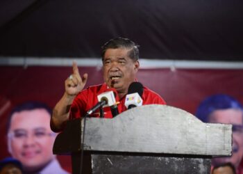 MOHAMAD Sabu ketika berucap pada ceramah umum Pilihan Raya Umum Ke-15 (PRU15) Dewan Undangan Negeri (DUN) Tioman di kawasan parkir pasar besar Rompin di Rompin, Pahang. - UTUSAN/SHAIKH AHMAD RAZIF