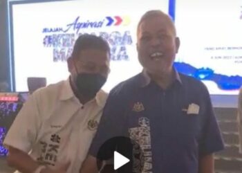 TANGKAP layar video yang memaparkan kemaluan Hanafiah Mat (kiri) dipegang Ahmad Said (kanan) yang tular dalam media sosial.