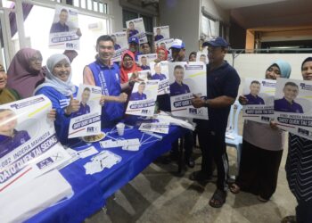 QUEK Tai Seong atau Mat Quek bertemu jentera dan pengundi Barisan Nasional (BN) di Bilik Gerakan BN di Beserah di Kuantan, Pahang. - UTUSAN/SHAIKH AHMAD RAZIF