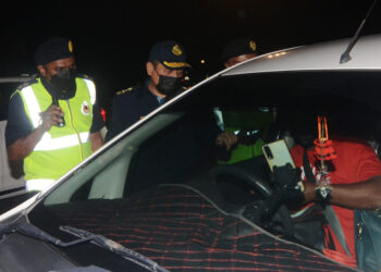 AEDY FADLY Ramli ketika memeriksa kenderaan pengguna jalan raya sewaktu menyertai Operasi Khas Bersepadu yang dijalankan bersama PDRM dan AADK di Plaza Tol Juru, Pulau Pinang malam tadi.