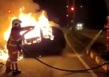 DUA anggota bomba dan penyelamat memadam kebakaran sebuah kereta dalam kemalangan yang meragut nyawa dua mangsa yang ditemukan rentung di Lebuh Raya Sultanah Bahiyah, Alor Setar, Kedah, semalam.