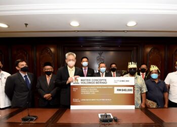 HO Kong Soon (empat dari kiri) menyerahkan cek contoh kepada Seli (empat dari kanan) sambil disaksikan oleh Aminuddin (tengah) pada majlis di Wisma Negeri, Seremban hari ini.