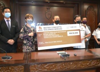 AMINUDDIN Harun (tengah) yang mewakili kerajaan Negeri Sembilan menerima sumbangan sebanyak RM30,000 daripada pihak Matrix Concepts yang diwakili oleh Leong Jee Van (tiga dari kanan) pada majlis di Wisma Negeri, Seremban hari ini. - FOTO/ZAKKINA WATI AHMAD TARMIZI