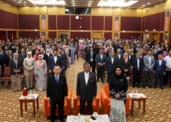 MOHAMAD Sabu (tengah) bergambar bersama warga kementerian MAFS selepas Majlis Amanat di Wisma Tani, Putrajaya.- UTUSAN/FAISOL MUSTAFA