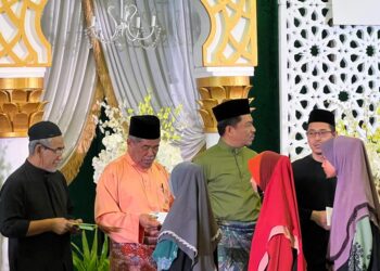 MOHAMAD Sabu menyampaikan sumbangan kepada anak yatim dan asnaf pada Majlis Perjumpaan Menteri bersama warga KPKM di Putrajaya. - UTUSAN/KAMARIAH KHALIDI