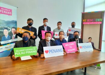 YEOH SOON HIN (dua dari kiri) bersama pemain industri pelancongan Pulau Pinang sempena pelancaran Penang Partners With Mattaonline.Travel di Georgetown, Pulau Pinang hari ini.