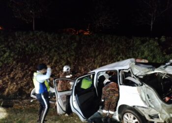 PASUKAN bomba dan polis mengeluarkan mangsa-mangsa yang cedera dari dua MPV yang terlibat dalam kemalangan di KIlometer 144.8, Lebuhraya Utara-Selatan berhampiran Pagoh, Johor.