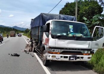 MANGSA bersama motosikal yang rosak teruk setelah melanggar bahagian belakang sebelah kanan sebuah lori dalam kelalangan jalan raya di Kilometer 15, Jalan Bentong ke Raub di Bentong, Pahang. - FOTO /IHSAN IPD BENTONG