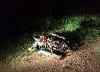 KEADAAN motosikal mangsa yang remuk selepas bertembung dengan sebuah kereta di Jalan Salor Baru-Pasir Mas, Kota Bharu, Kelantan malam tadi.UTUSAN/IHSAN PDRM
