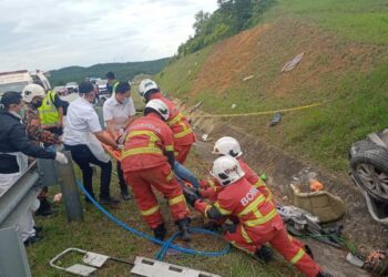 ANGGOTA bomba mengeluarkan mangsa yang terlibat dalam nahas di Kilometer 22.2 Lebuh Raya Seremban Port Dickson pagi tadi.-GAMBAR/IHSAN BOMBA