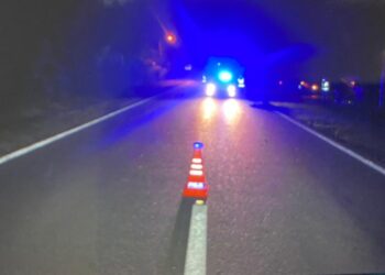 LOKASI kejadian langgar lari seorang pejalan kaki maut di Kilometer 111, Jalan Persekutuan Ipoh-Kuala Lumpur, Tanjung Malim hari ini. - IHSAN PDRM