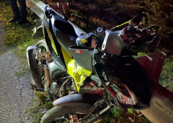 KEADAAN motosikal mangsa yang terbabas menyebabkan penunggangnya maut di Kilometer 357.5, Lebuh Raya Utara-Selatan arah selatan dekat Tapah, Perak hari ini. -IHSAN PDRM