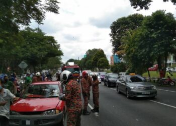 KERETA Proton Wira yang melalui lorong paling kanan gagal mengelak mangsa di atas jalan lalu menggilisnya dalam kemalangan di Lebuh AMJ berhampiran Melaka Sentral, Melaka. - UTUSAN/DIYANATUL ATIQAH ZAKARYA