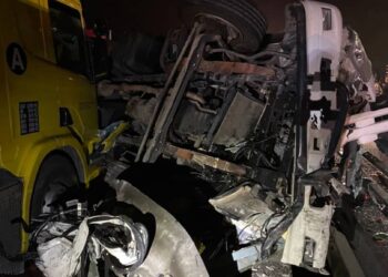 KEADAAN kemalangan melibatkan tiga buah kenderaan yang meragut satu nyawa di Kilometer 68.3 Lebuhraya Utara Selatan, Kluang, Johor.