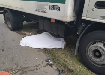 MAYAT seorang wanita yang maut dalam kemalangan melibatkan tiga kenderaan di Jalan Bagan Pasir, Tanjong Karang di Kuala Selangor, Selangor, semalam.