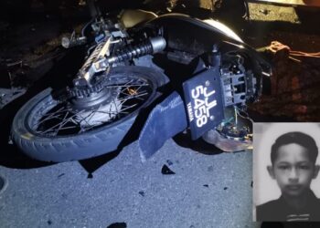 MOTOSIKAL ditunggang Muhammad Arif Danieal Muhammad Razlan (gambar kecil) selepas terlibat kemalangan di Jalan Kampung Tengah, Kuala Sungai Baru, Melaka. - UTUSAN/DIYANATUL ATIQAH ZAKARYA