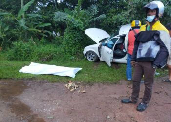 SEORANG juruelektrik maut selepas kereta yang dipandunya terbabas dan melanggar sebatang pokok di Jalan Padang Serai-Sungai Karangan, Kulim hari ini.