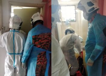 ANGGOTA bomba ketika mengeluarkan seorang wanita yang ditemukan meninggal dunia di dalam bilik air sebuah rumah pangsapuri di Taman Of Sisters, Port Dickson, Negeri Sembilan.- IHSAN BOMBA