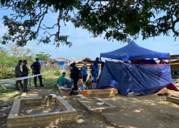 PASUKAN forensik menggali semula kubur mangsa letupan bom ikan di Tanah Perkuburan Kampung Halo, Semporna., Sabah. - IHSAN PDRM