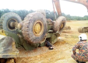 TRAKTOR di tapak pembinaan yang terbalik sehingga mengorbankan seorang lelaki warganegara Indonesia dalam kejadian di Jalan Kelah, Kampung Sungai Kulai, Kulai, Johor.