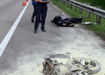 KEADAAN motosikal mangsa rentung akibat terbakar selepas terlibat dalam kemalangan di Kilometer 78.1 Lebuhraya Utara Selatan berdekatan Ayer Hitam-Yong Peng di Batu Pahat, Johor.