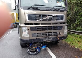 KEADAAN motosikal mangsa yang maut digilis lori dalam kejadian di Jalan Simpang Pulai-Cameron Highlands di Ipoh hari ini. - UTUSAN/IHSAN JBPM