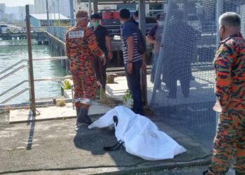 SEORANG lelaki ditemukan lemas di bawah jeti berdekatan Terminal Feri, Pengkalan Weld, Pulau Pinang selepas dilaporkan terjatuh ke laut petang tadi.