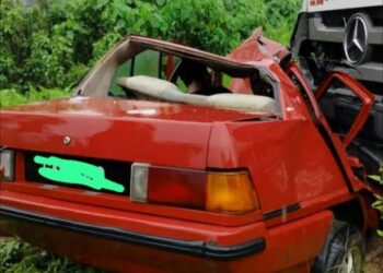 KEADAAN hadapan kereta Proton Saga yang terperosok di bawah lori treler mengakibatkan dua maut dalam kemalangan  jalan raya di Kilometer 8, berdekatan Kampung Lata Kasah di Jerantut, Pahang. - FOTO /IHSAN PENGGUNA JALAN RAYA