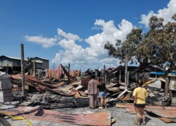 KEADAAN rumah yang terbakar dalam kejadian di Jalan Bagan Ikan, Bagan Datuk hari ini. - UTUSAN/AIN SAFRE BIDIN