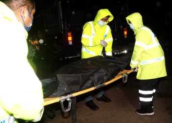 ANGGOTA polis mengangkat mayat wanita warga emas yang ditemukan dengan kesan kelar dan tikaman pada leher di Kampung Cina, Menglembu di  Ipoh hari ini. - UTUSAN/ZULFACHRI ZULKIFLI